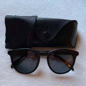 DIFF EYEWEAR BLACK SUNGLASSES 😍